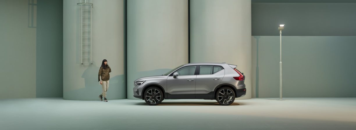 Volvo XC40 na tle zielonej architektury