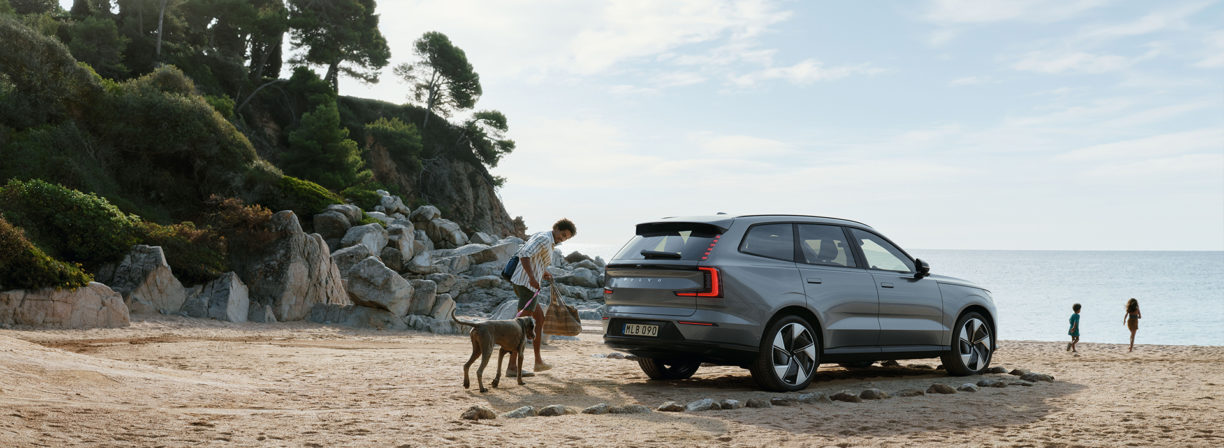 Volvo EX90 na plaży